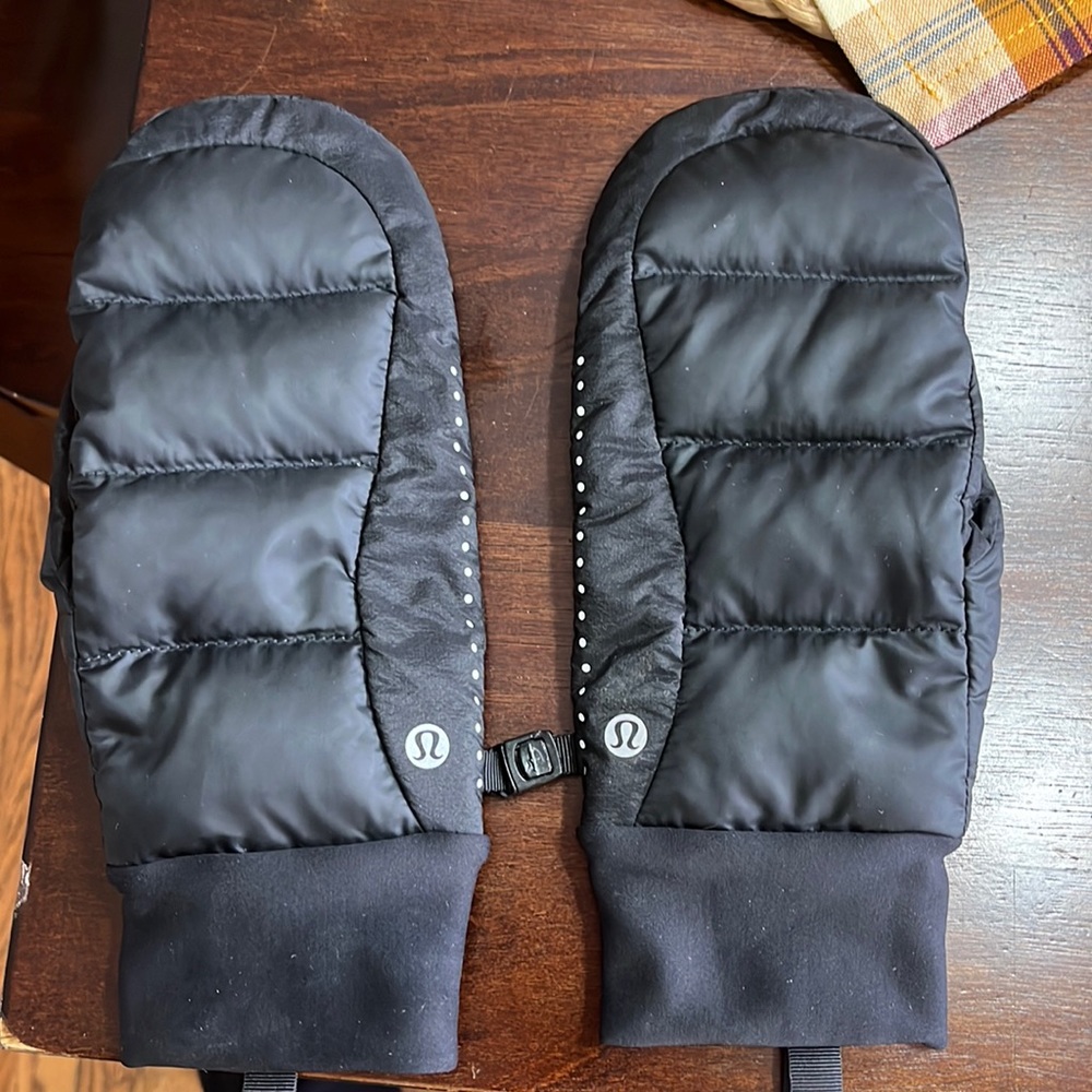 Lululemon mittens size M/L